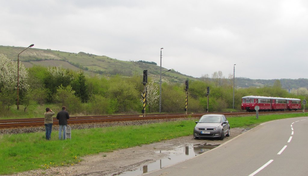 Auch eine weibliche Eisenbahnhobbyfotografin erwartete am 01.05.2013 in Karsdorf die Ferkeltaxen von K�stner Schienenbusreisen als DPE 25045 aus Chemnitz Hbf