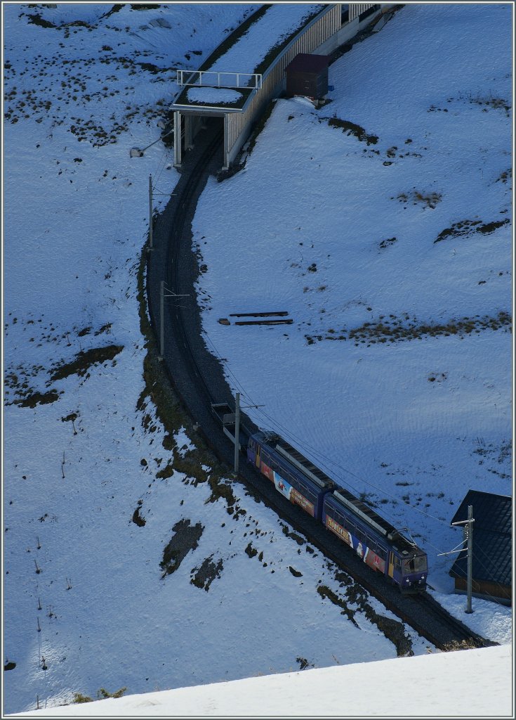 Auf 80 cm Spurweite von Montreux auf den Rochers de Naye: Im kalten Schatten einer Bergflanke windet sich das Trasse stark steigend dem Rochers de Naye entgegen.
12. Okt. 2011