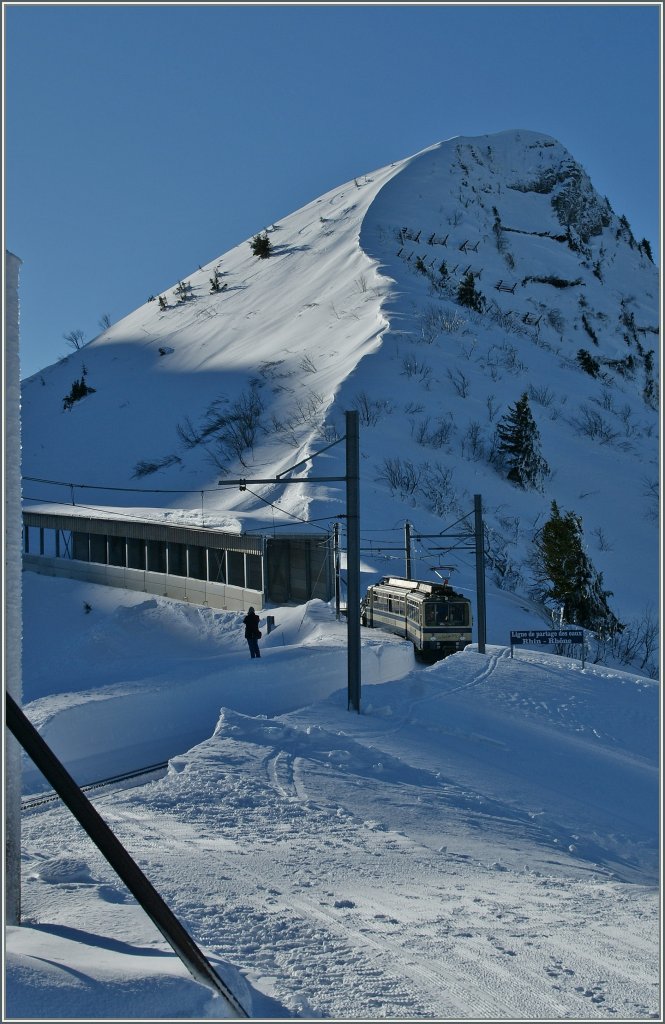 Auf 80 cm Spurweite von Montreux auf den Rochers de Naye: Der Rochers de Naye Zug befhrt die Wasserschiede zwischen Rohne und Rhein.
12. Jan. 2012