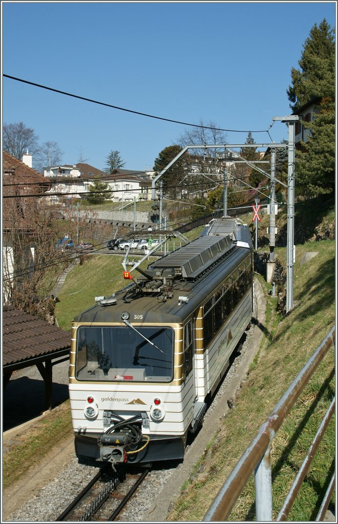 Auf 80 cm Spurweite von Montreux auf den Rochers de Naye: Der Bhe 4/8 305 erreicht in Krze Glion.
15. Mrz 2012