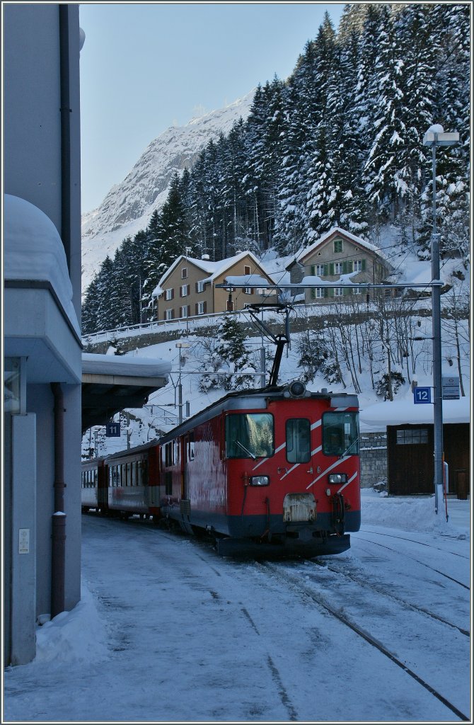 Auf dem Bahnhofplatz in Gschenen startet und enden die MGB Zge Richtung Andermatt.
12.12.12.