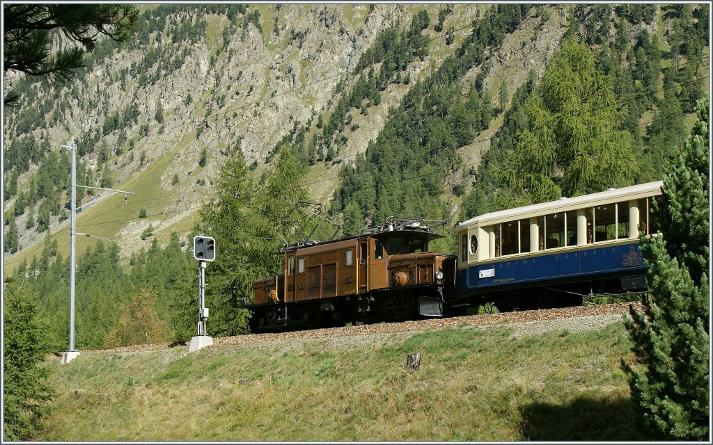 Auf dem Weg zum Albula: RhB Ge 6/6 I N 415 im Val Bever. 
12. Sept 2011