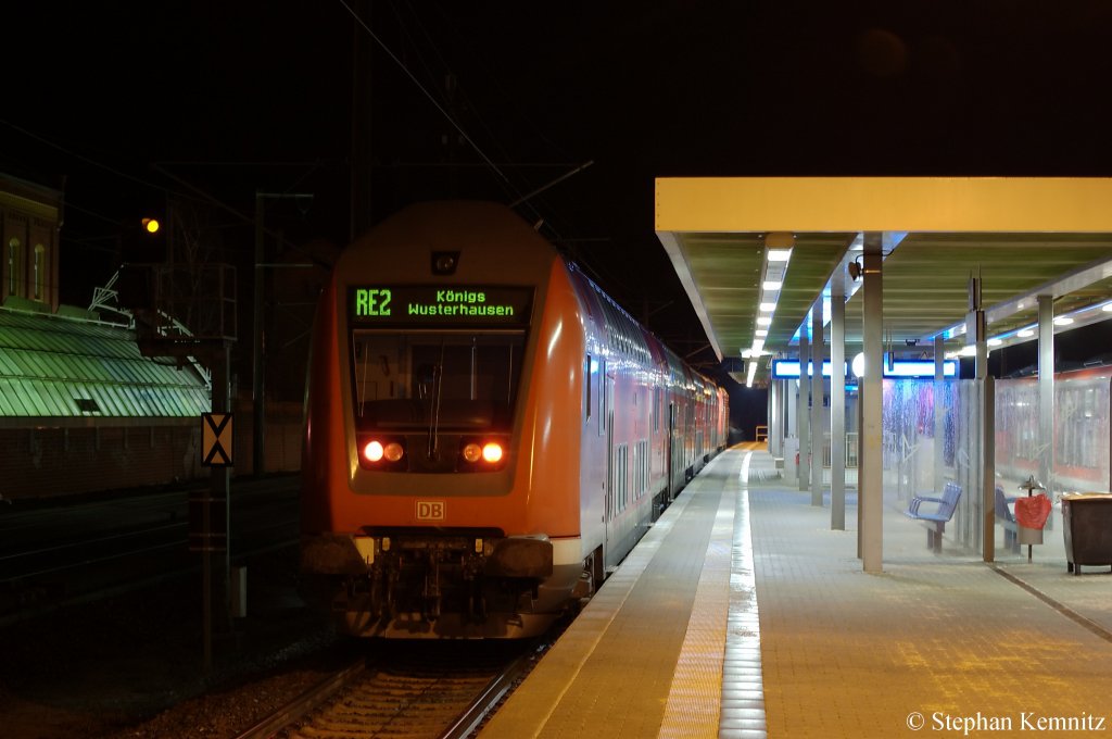 Auf Gleis 1 in Rathenow steht der RE2 (RE 37387) nach Knigs Wusterhausen. 04.02.2011