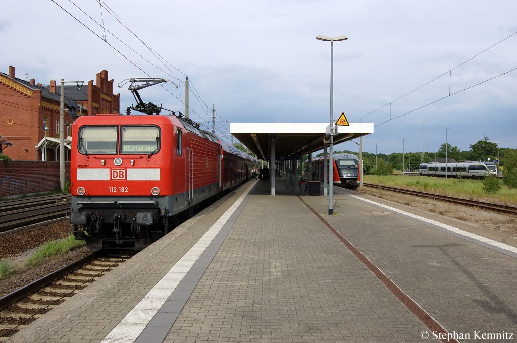 Auf Gleis 1 in Rathenow steht die 112 182 mit dem RE2 (RE 37385) nach Knigs Wusterhausen. Laut Zugzielanzeiger fhrt dieser Zug bis Cottbus, aber das ist falsch. Erst ab dem 16.07.2011 fhrt die RE2-Linie wieder bis Cottbus. Des Weiteren steht auf Gleis 2 die 642 194/694 als RB13 (RB 17966) nach Stendal und auf Gleis 3 die VT 643.21 der Mrkischen Regionbahn als MR51 (MR 68937) nach Brandenburg Hbf. 16.06.2011