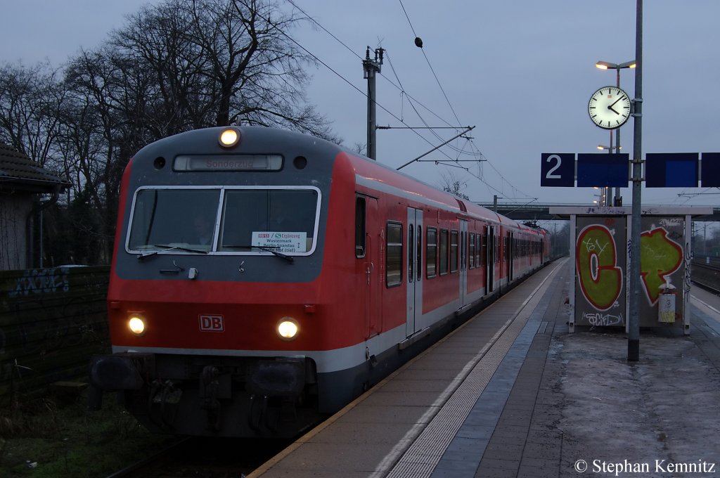 Auf Gleis 2 in Wustermark steht die RB13 nach Berlin Hbf(tief), geschoben von der 143 588-2. 11.01.2011