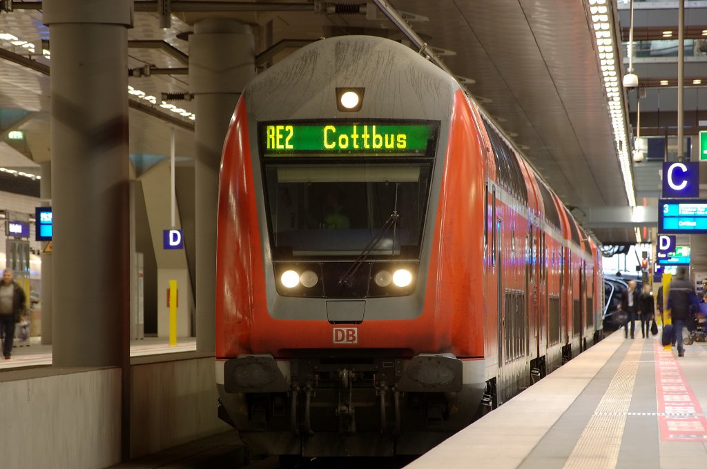 Auf Gleis 3 des Berliner Hauptbahnhof steht der RE2 (RE 28505) nach Cottbus. Geschoben wurde er von der 112 119-3. 06.11.2010