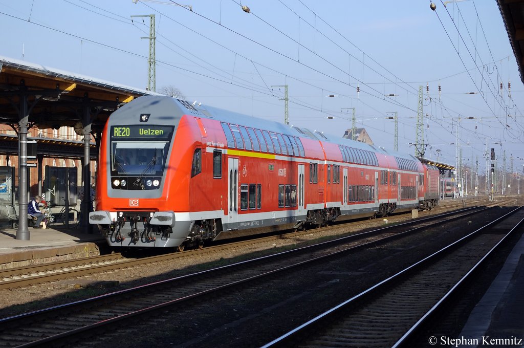 Auf Gleis 3 in Stendal steht der RE20 (RE 17712) nach Uelzen, geschoben hatte die 112 169-8. Dies ist jetzt die Dritte neue Dostos Garnitur auf der Linie Halle(Saale)-Uelzen (50 80 86 - 81124-9) DABpbzfa 767.2 und der Steuerwagen ist auf den Namen  August Hermann Francke  getauft. 01.03.2011