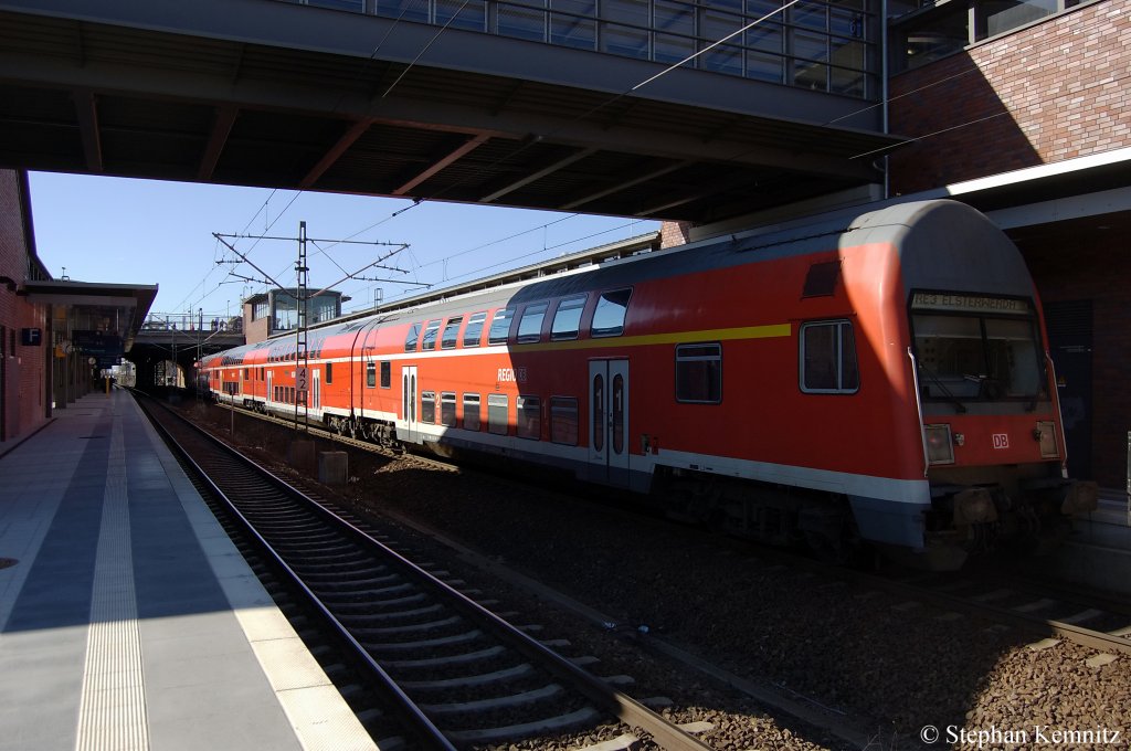 Auf Gleis 6 in Berlin Gesundbrunnen steht der RE3 (RE 18311) nach Elsterwerda und gezogen hatte die 114 006-0. 19.03.2011