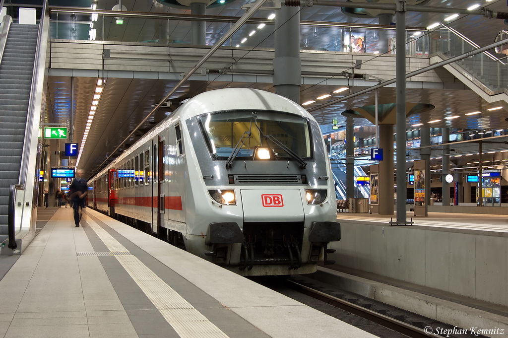 Auf Gleis 7 im Berliner Hbf steht der IC 2355 von Fulda nach Ostseebad Binz und geschoben hatte die 101 076-8. 31.03.2012