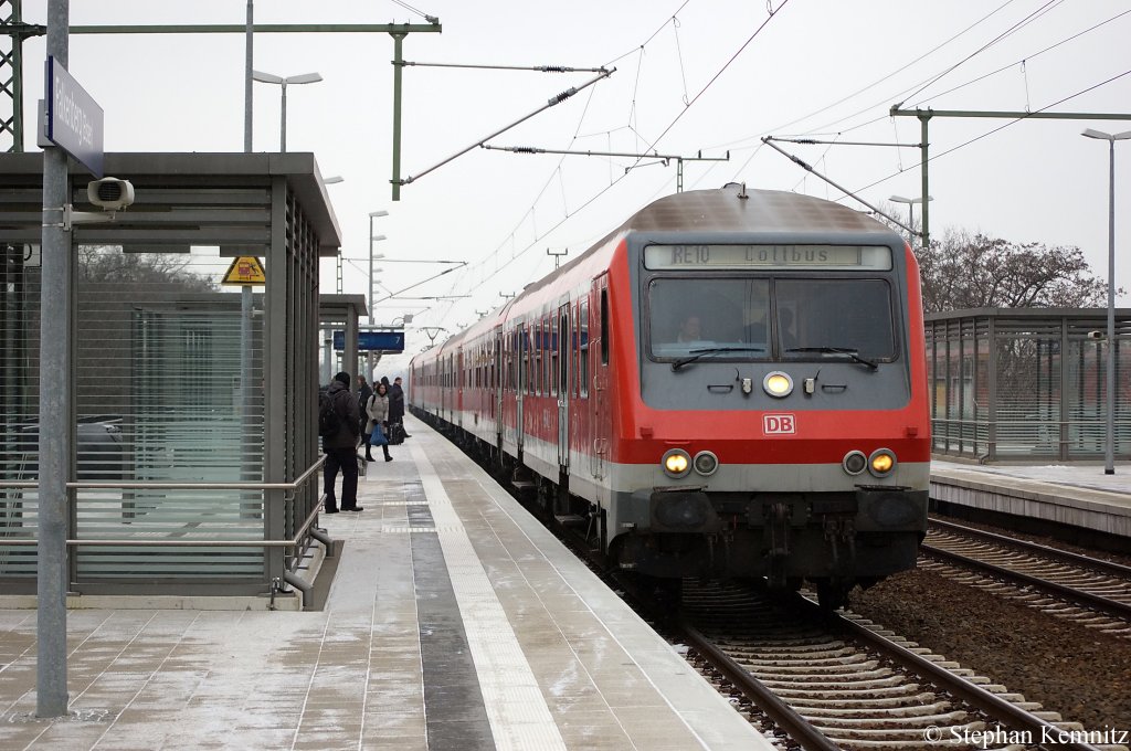 Auf Gleis 7 in Falkenberg(Elster) fhrt der RE10 (RE 18457) nach Cottbus ein. Geschoben von der 182 008-3. 19.02.2011