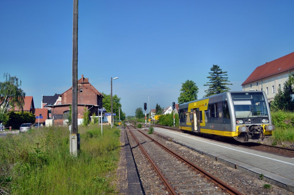 Auf Grund des Hochwassers der wei�en Elster konnte der Zeitzer Bahnhof nicht angefahren werden. Auch f�r 672 914 der Burgenlandbahn als RB 34709 Wei�enfels - Zeitz war am 07.06.2013 Endstation in Thei�en.