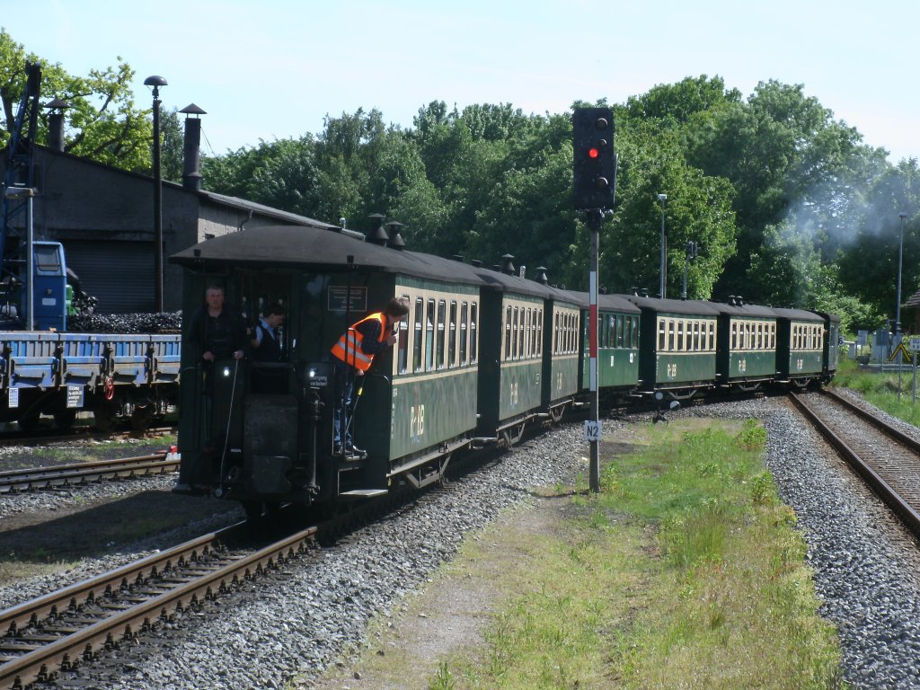 Auf Grund das die Mh52,am 05.Mai 2013,einen Lokschaden erlitten hatte,mute die 251 901-5 im planmigen Zugverkehr aushelfen,so fehlte dann in Putbus eine Lok fr den Verkehr von und nach Lauterbach Mole.So kam es zum Kuriosum das der P106/109 ohne zweite Lok von und nach Lauterbach Mole fuhr.Hier schob 99 4011-5 den P109 zurck in den Bahnhof Putbus zurck.