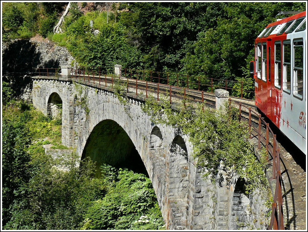 Auf der Hochgebirgsstrecke des Mont-Blanc Express werden zahlreiche Flsse berquert, deshalb zieren auch viele Brcken die wunderbare Landschaft, wie hier zwischen Finhaut und Le Chtelard Gitroz. 03.08.2008 (Hans)