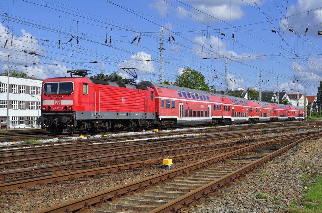 Auf nach Warnemnde.143 952 hat am 13.08.2011 mit ihrem rappelvollen Zug soeben Rostock Hbf verlassen.Der Samstag ist bekanntlich der Besucherstrkste Tag auf der Hanse Sail.Die um zwei Wagen verstrkten S-Bahnen konnte sich ber mangelnde Auslastumg nicht beklagen.