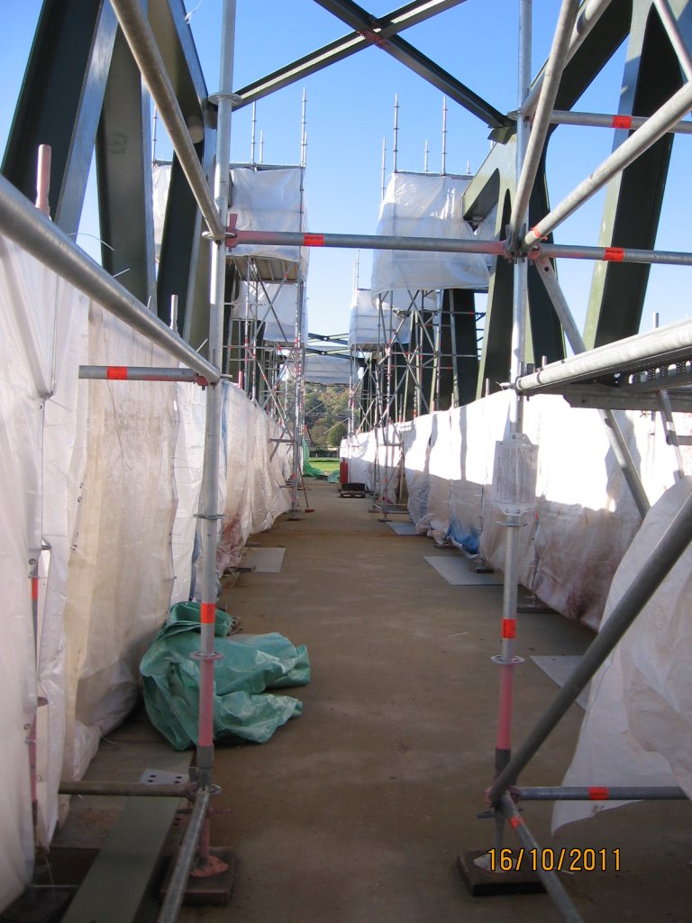 Auf der neuen Saalebr�cke in Ro�bach, die noch neben der alten Br�cke steht; 16.10.2011 (Foto: Hans Grau)