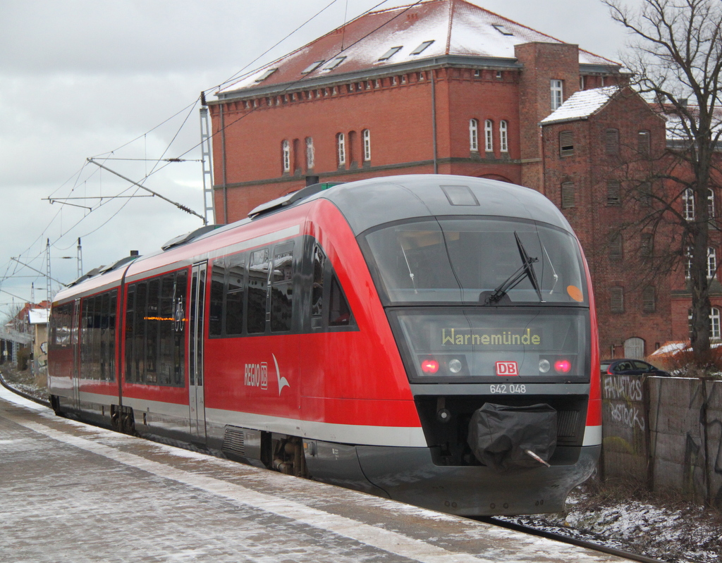 Auf der Rckfahrt von Rostock Hbf nach Warnemnde war im 642 048 Gruppenkuscheln angesagt es wurde zu eng so das ich Rostock-Parkstr.wieder raus bin.11.01.2013