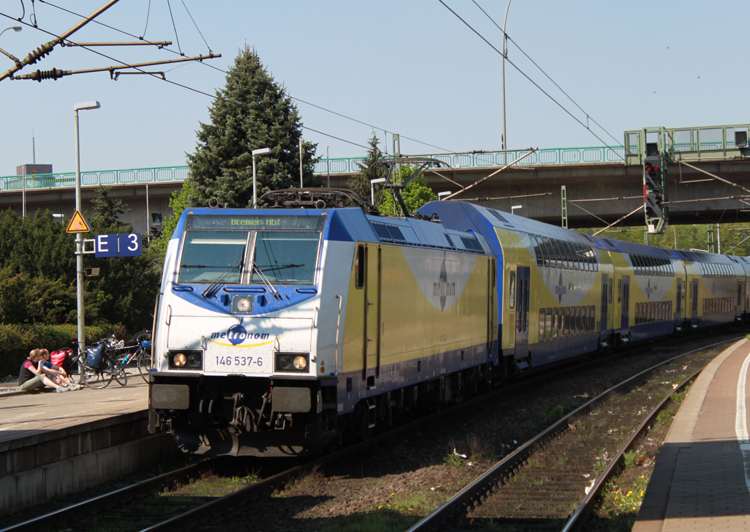 Auf der Rcktour von Mnchen nach Rostock hatte wir in Hamburg-Harburg zum Umsteigen 20 Minuten Zeit,kurz nach meiner Ankuft in Harburg kam dann gleich 146 537-6+MEr81918 von Hamburg Hbf nach Bremen Hbf vor die Linse gefahren.(25.04.2011)
