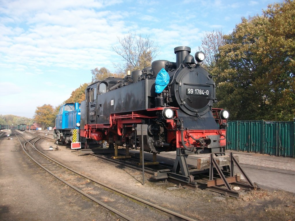 Aufgebockt in der Einsatzstelle Putbus:99 1784 am 23.Oktober 2010.