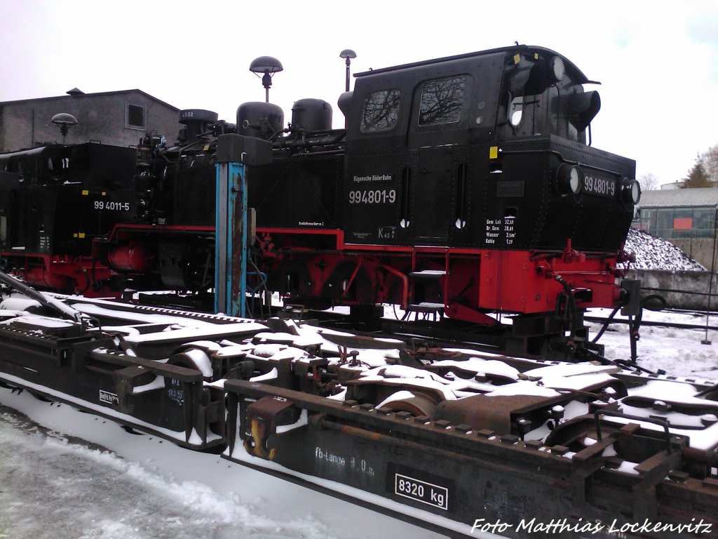 Aufgebockte RBB 99 4801 im Kleinbahn BW Putbus am 11.3.13