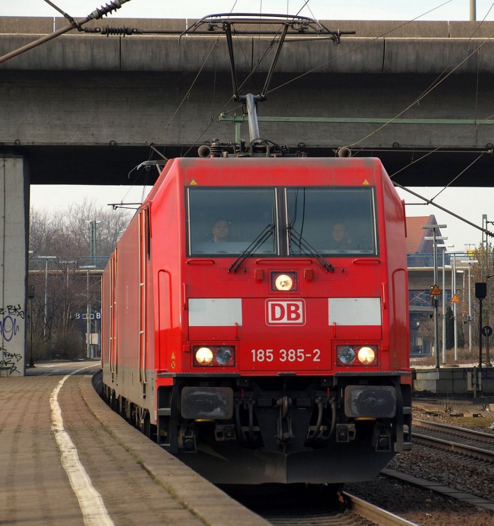 Aus dem Hafen kam 185 385-2 mit einer weiteren 185 durch Hamburg-Harburg gefahren.