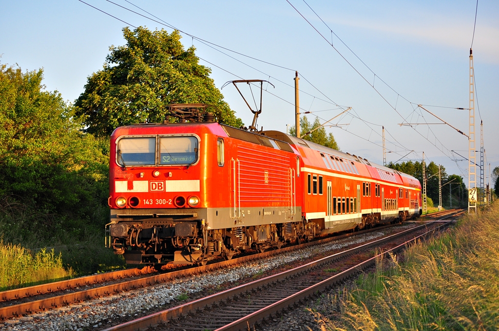 Aus Gstrow kommend rollt die 143 300 am 08.06.2012 durch Sildemow in Richtung Rostock Hbf.