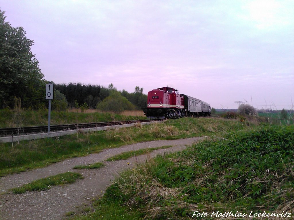 Aus Putbus kommt die 112 565-7 (DB 202 565-8) und alsSchlusslicht die MTEG 118 770-7 bei der Einfahrt in Bergen auf Rgen am 11.5.13