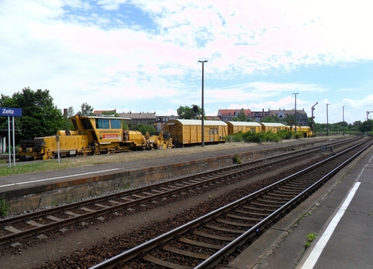 Aus Richtung Gera kommend passierte dieser Arbeitszug der DBG am 16.06.2012 den Bf Zeitz in unbekannte Richtung. M�glich w�re Richtung Leipzig, Wei�enfels oder �ber die Hochbahn weiter Richtung Naumburg.