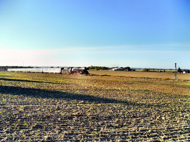 Aus Richtung Mertendorf kommend, schnaufte die 41 1144 mit dem  Rotk�ppchen-Express I  auf der R�ckfahrt von Freyburg nach Altenburg, am 30.09.2012 die Anh�he nach St��en hinauf.
