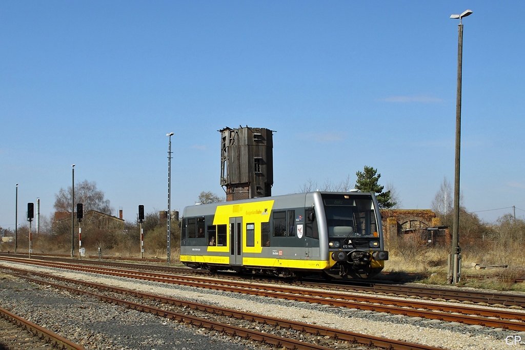 Aus Wei�enfels kommt Burgenlandbahn 672 905 und passiert auf der Fahrt nach Zeitz die Reste des ehemaligen Bw Teuchern; 26.03.2010 (Foto: Christopher P�tz)