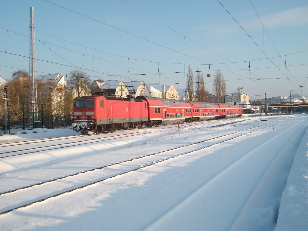 Ausfahrende 143 303 nach Warnemnde am 04.Dezember 2010 beim Verlassen vom Rostocker Hbf.