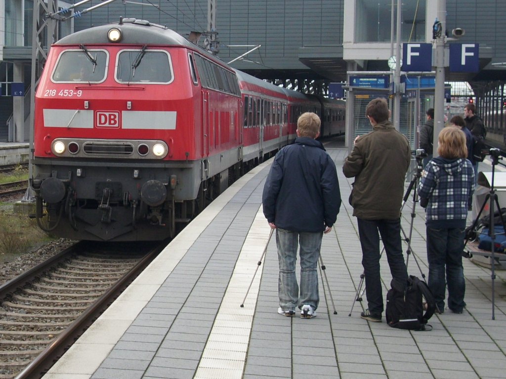 Ausfahrende 218 453 nach Kiel am 28.November 2009 in Lbeck.