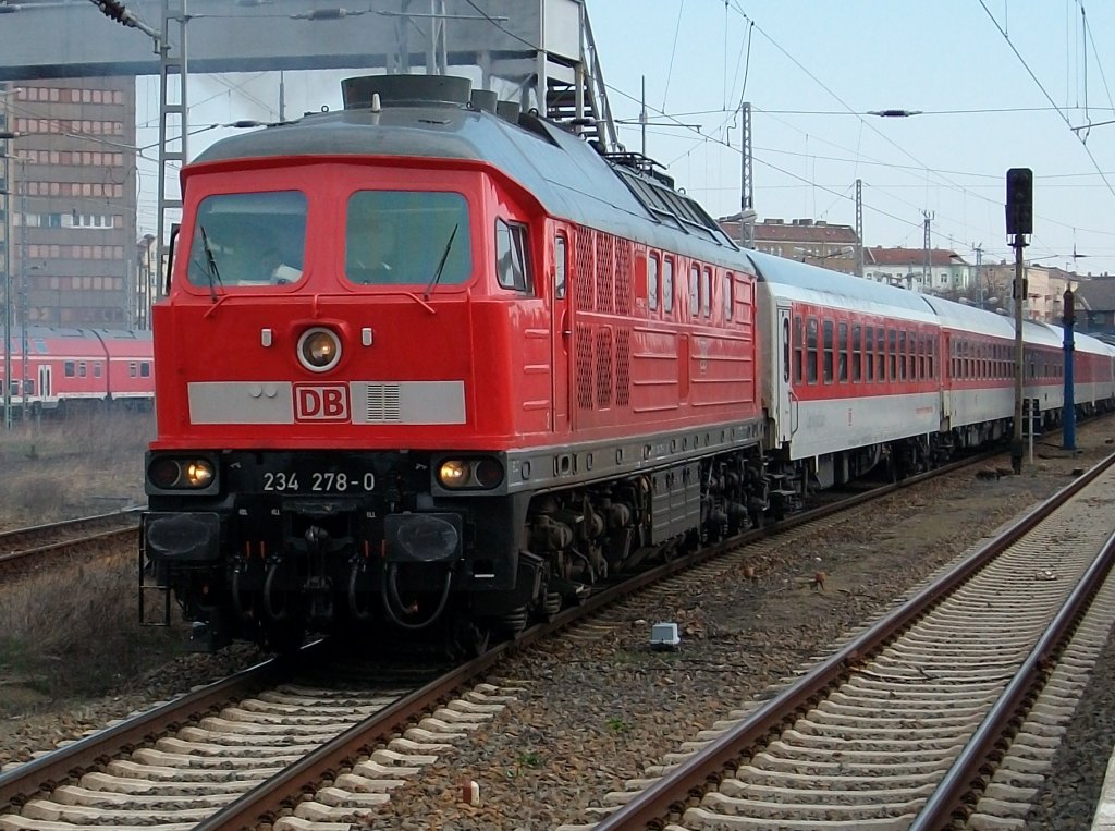 Ausfahrender Leerpark CNL 451 Paris Est-Berlin Sdkreuz verlie am 03.April 2010 mit 234 278 Berlin Lichtenberg nach Berlin Warschauer Strae.