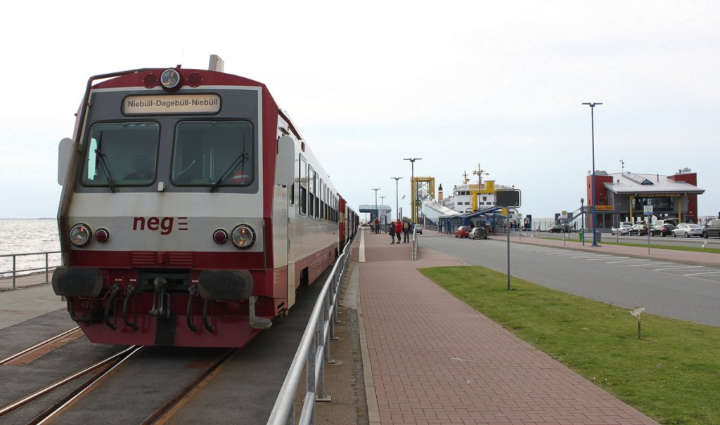 Ausfahrt aus Dagebll mit Kurswagen. Der T4 auf der Mole am 22.07.2012