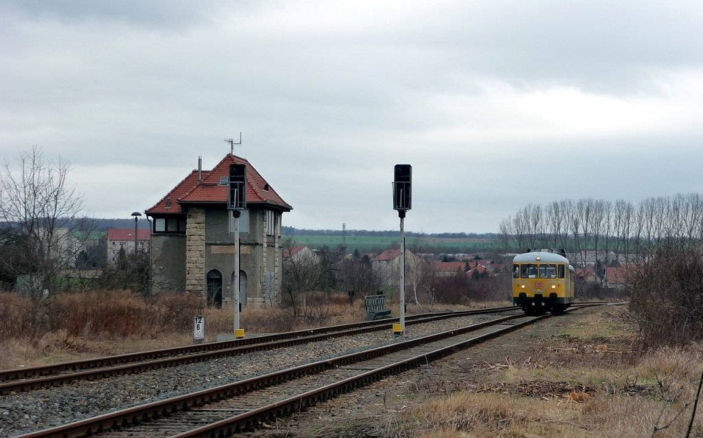 Ausfahrt der beiden Gleismesstriebwagen 726 002-9 + 725 002-0 in Laucha. Als NbZ 94022 passieren sie das ehemalige Stellwerk Lo auf der Fahrt nach Naumburg Hbf; 12.03.2012 (Foto: Klaus Pollm�cher)