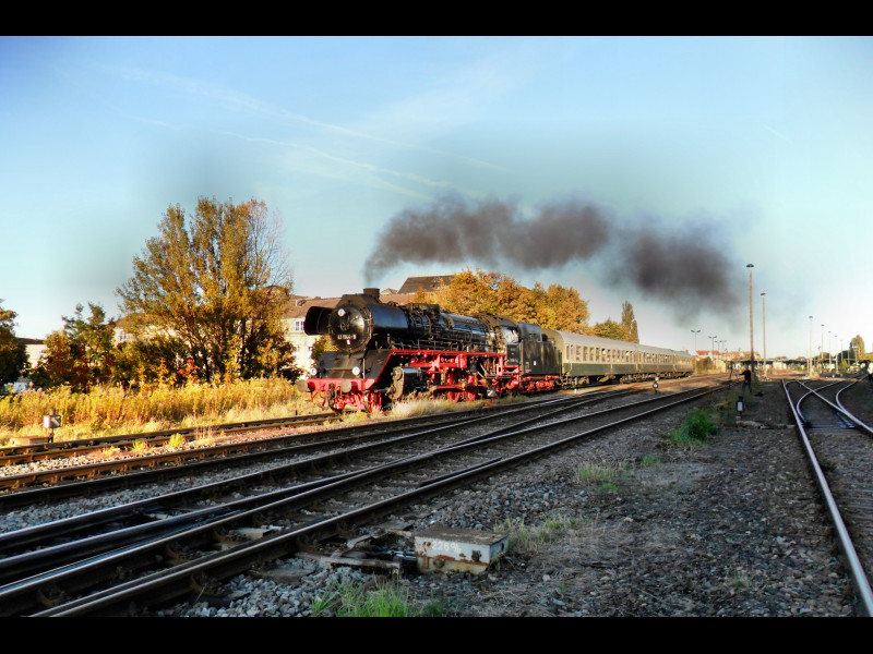 Ausfahrt f�r die 41 1144-9 der IGE Werrabahn-Eisenach e.V. am 30.09.2012 in Zeitz. Am Haken war der Traditionszug von DB Regio Th�ringen, der an dem Tag als  Rotk�ppchen-Express I  aus Freyburg zur�ck nach Altenburg unterwegs war.