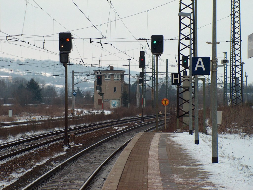 Ausfahrtssignal Richtung Halle/Leipzig am Bahnsteig 1 in Naumburg Hbf; 26.01.2005 (Foto: Holger Flatau)