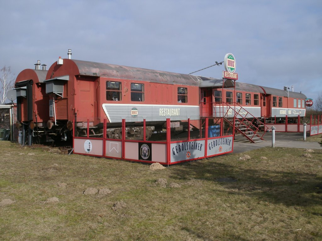 Ausrangierte DB-Wagen als Restaurant bei Greifswald am 20.Februar 2011.