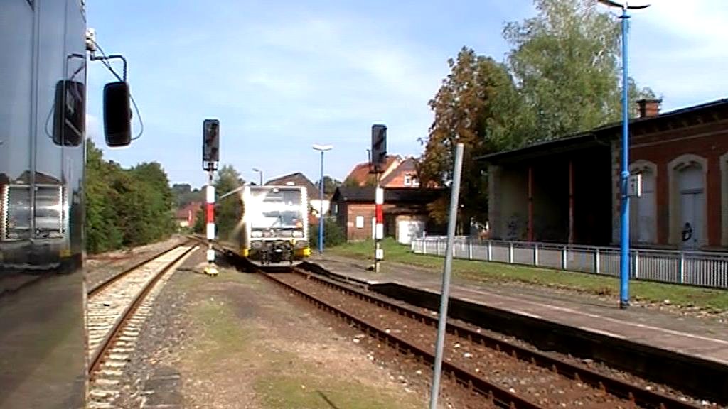 Au�erplanm��ige Zugkreuzung am 20.09.2011 im Bf Freyburg, da im Bf Laucha, wo planm��ig gekreuzt wird, die defekte EBS NOHAB MY 1131 stand. Burgenlandbahn 672 910 als RB 37872 (Naumburg Ost - Wangen) konnte erst weiter fahren, nachdem die RB 37873 aus Wangen den Bf Freyburg erreicht hatte. (Standbild aus Video  Die Unstrutbahn vor der Modernisierung)