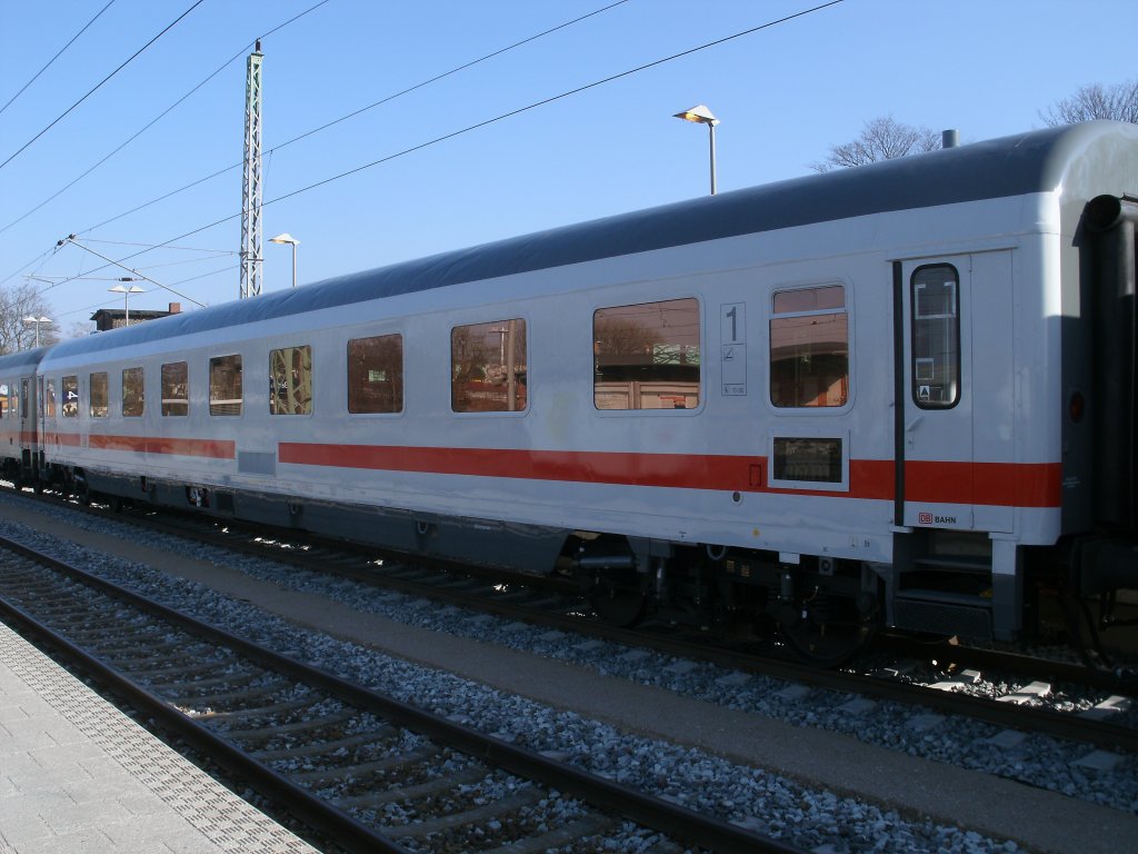 Avmz 61 80 19-95 275-2 im IC Erfurt-Binz am 26.Februar 2011 in Bergen/Rgen.