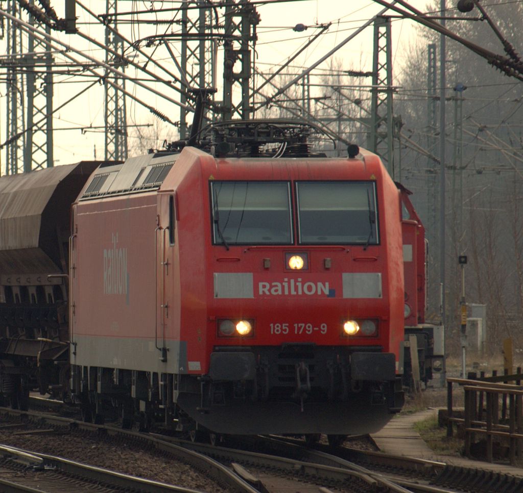 Brbel schrie: Dat is Reneeeeee !!!! Und in der Tat er war es. Mit der 185 179-9 rollte er durch den Harburger Bahnhof am 03.30.