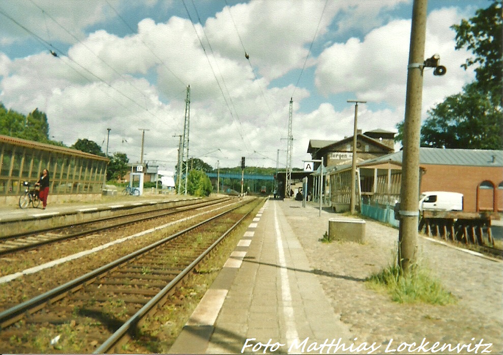 Bahnhof Bergen auf Rgen am 14.6.99. / Blick Richtung Bahnhofsgebude Bergen auf Rgen (Frher Bergen (Rgen)) & in hinteren Teil RB14 aus Ostsebad Binz kommend