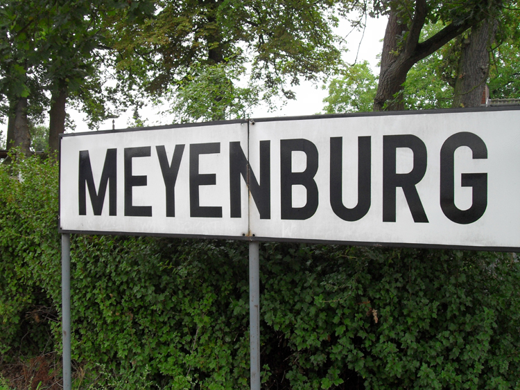 Bahnhof-Schild Meyenburg fotografiert am 15.08.10