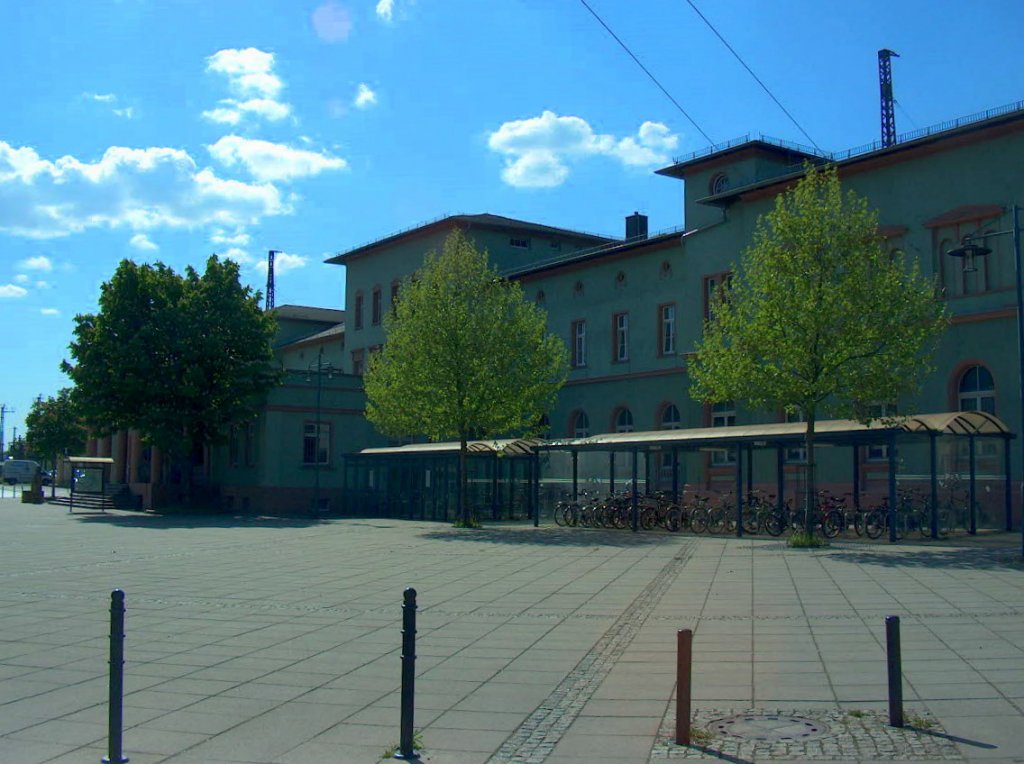 Bahnhofsvorplatz in Naumburg Hbf; 10.05.2008