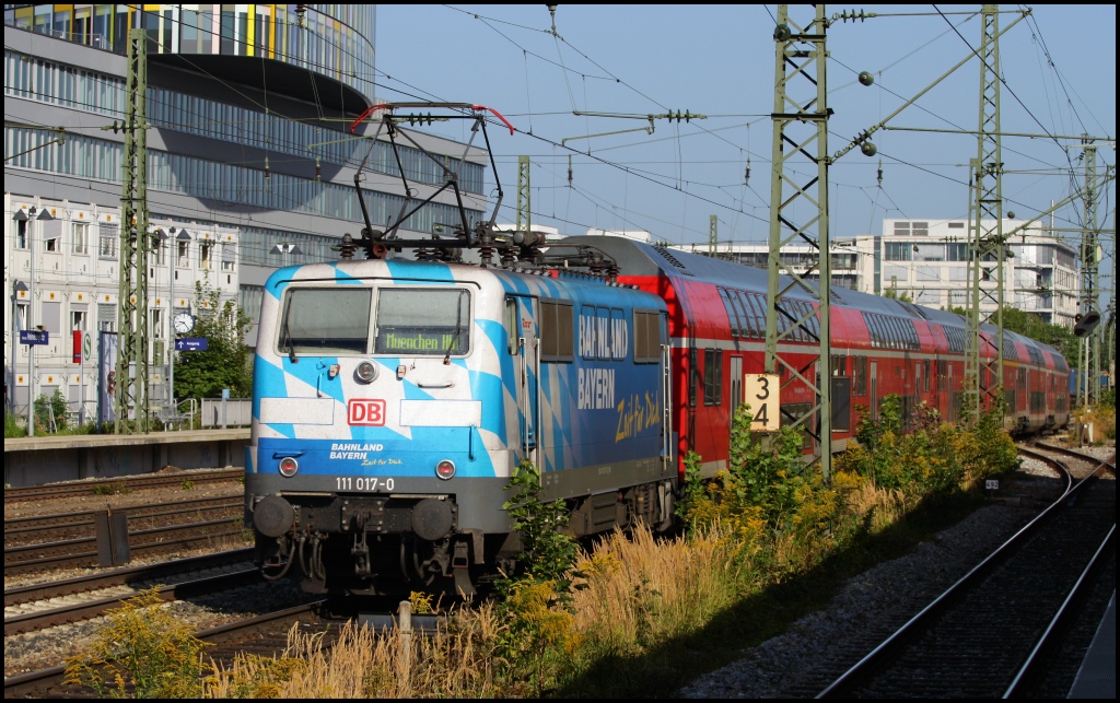 Bahnland Bayern Lok 111 017 mit einem Regional-Express nach Mnchen Hbf am 23.08.11 bei der Durchfahrt von Mnchen Heimeranplatz