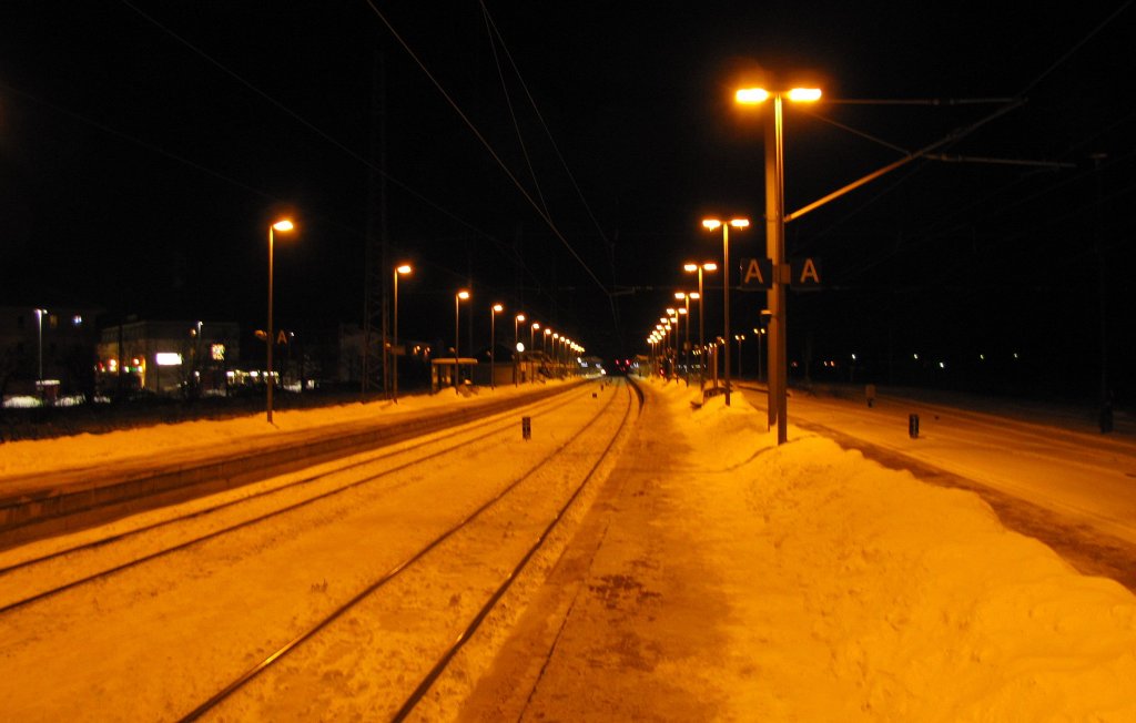 Bahnsteig 1 und 2 in Naumburg Hbf. In den letzen Tagen hat es sehr viel geschneit, der Zugbetrieb ist stark versp�tet und der Bahnhof versinkt fast in dem Schnee; 10.12.2010