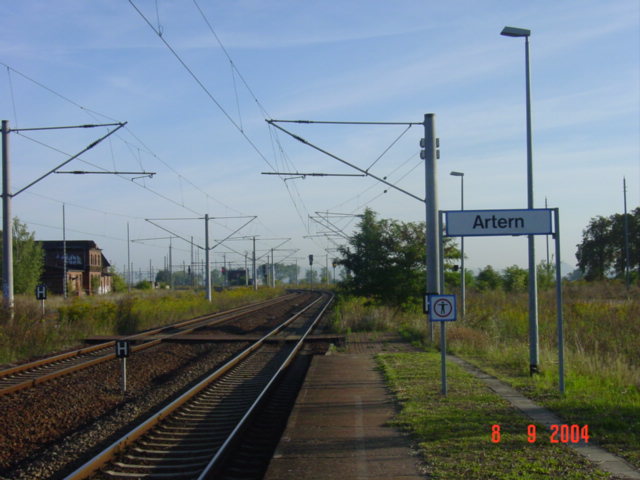 Bahnsteig 1 mit Blick Richtung Sangerhausen, in Artern; 08.09.2004 (Foto: Carsten Klinger)