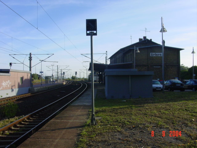 Bahnsteig 1 mit dem Empfangsgeb�ude in Artern; 08.09.2004 (Foto: Carsten Klinger)