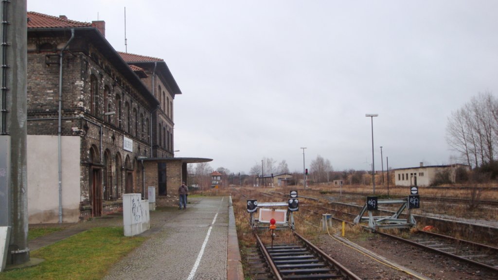 Bahnsteig 1 in Querfurt. Die beiden Prellb�cke symbolisieren heute das Ende der Strecke. Bis zum 31.12. 1998 konnte man weiter bis Vitzenburg fahren; 19.01.2012 (Foto: G�nther G�bel)