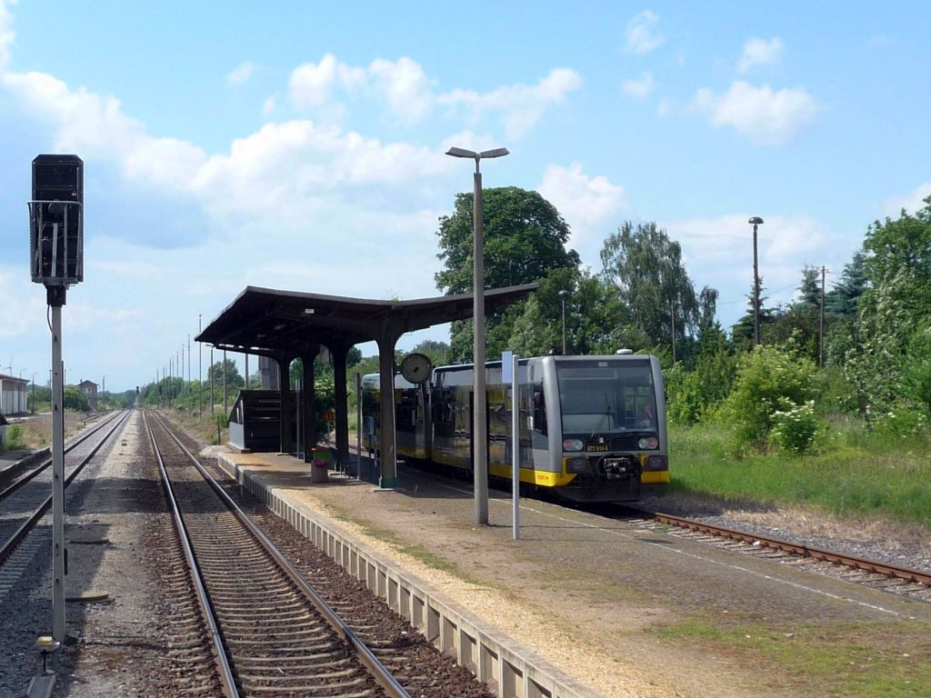Bahnsteig 2 und 3 in Teuchern; 11.06.2008 (Foto: Ralf Kuke)
