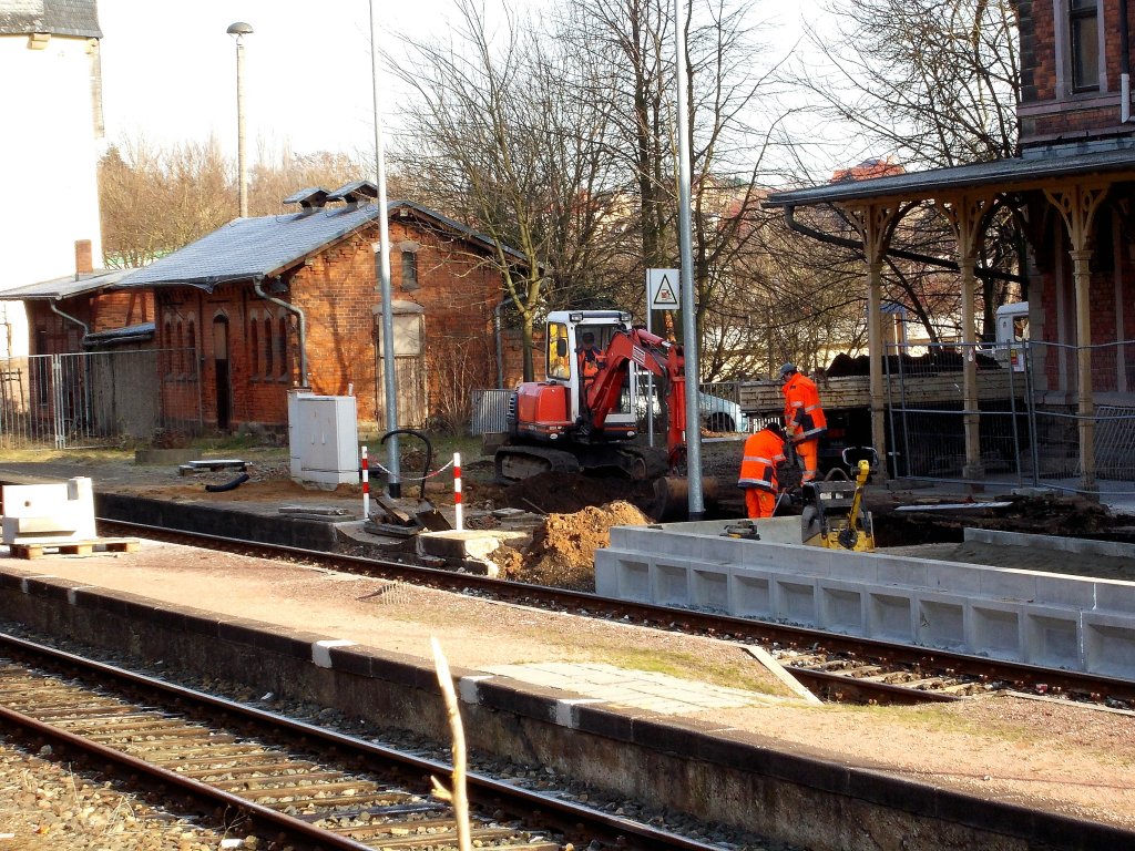 Bauarbeiten am Bahnsteig am 18.01.2012.